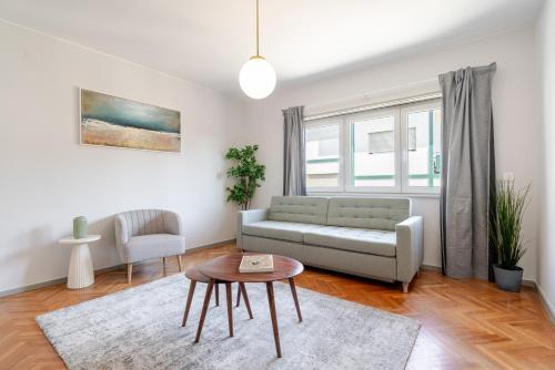 Lordelo do Ouro e Massarelos Apartment | HostWise - Bright & Spacious Flat w/Garage