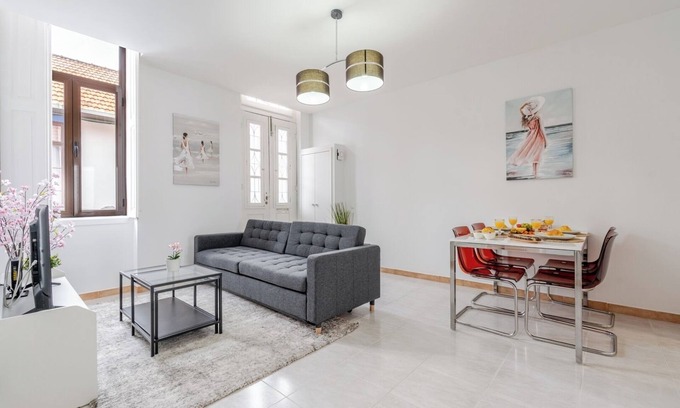 Ramalde House | HostWise - Colourful 2-Home w/Terrace in Boavista