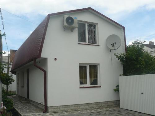 Dubno House | Exceptional Stay at Hostynnyi Botsiun: Family & Pet-Friendly