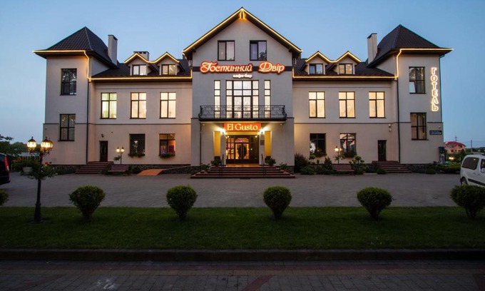 Stryi Hotel | Budget-Friendly Hostynnyy Dvir: Family and Dining Awaits