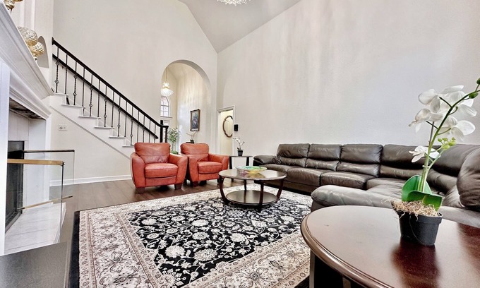 Austin House | Relaxing Spa Retreat with 4 Bedrooms & Private Backyard