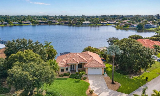 Pelican House | Inviting Villa with Lake View, Spa & Heated Pool Awaits