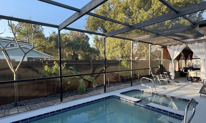 Bay Crest Park House | Exceptional Spa Retreat with Pool, Minutes to Airport
