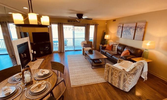 Lake Hamilton Condo | Lakefront 2 Bedroom Condo Near Oaklawn with Boat Slip