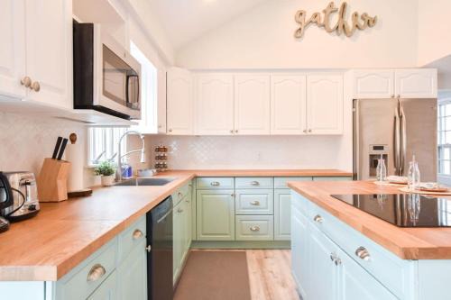 Brewster House | Relaxing Retreat with Hot Tub near Long Pond Swimming