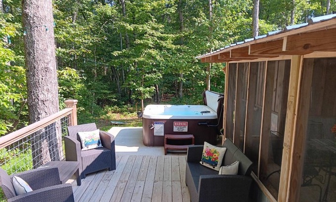Rising Fawn Cabin | Inviting Cabin with Hot Tub | 10/10 Guest Rated Retreat