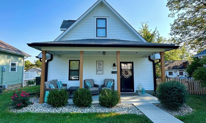 Fortville House | HOT TUB: 3 bed 1.5 bath - Step Free Entry- Sleeps 6-New Remodel-Comfy Furniture