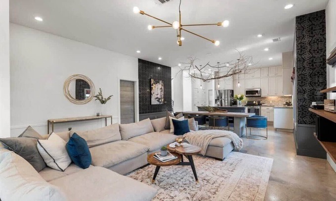 Chestnut House | Relaxing Retreat with Hot Tub & Free Parking at The Apex