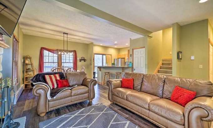 Tannersville House | Relaxing Retreat with Hot Tub Near Camelbeach Adventure