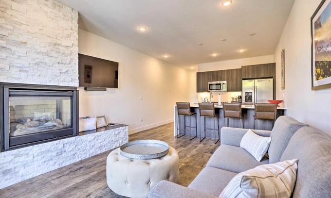 Willow Grove Apartment | Cozy Riverfront Silverthorne Condo with Hot Tub Access