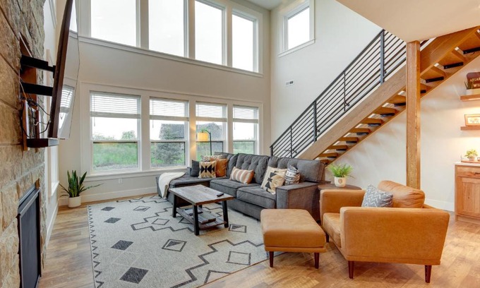 Red Lodge House | Red Lodge Retreat: Hot Tub & Deck with Perfect 10 Rating