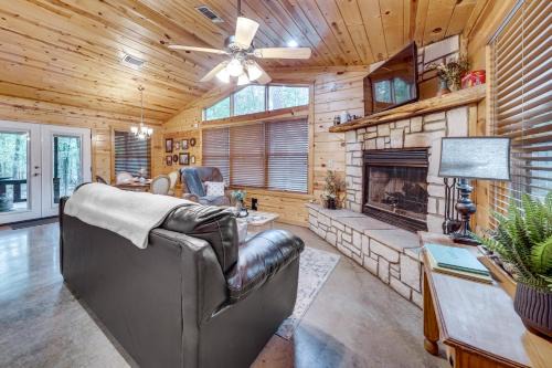 Broken Bow House | Comfortable Broken Bow Azalea House with Hot Tub Retreat