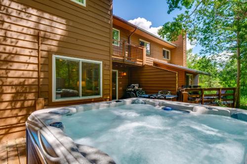 Frisco House | Family-Oriented Frisco Townhome with Deck & Hot Tub Escape