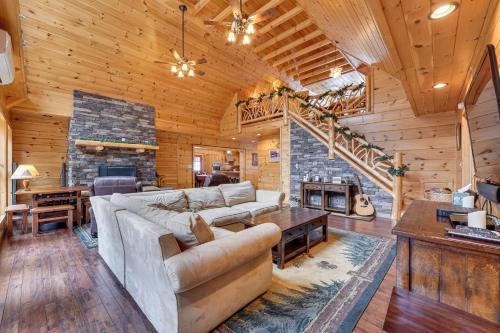 Old Forge House | Inviting Waterfront Cabin in Old Forge with Pool Access