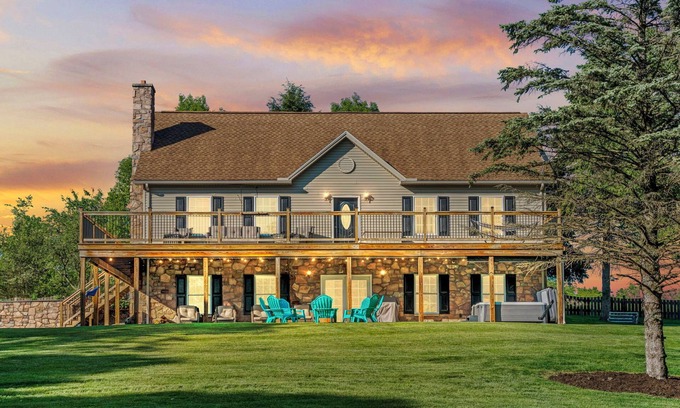 Honey Grove House | Relax at Mountain Serenity Retreat with Hot Tub & Game Room