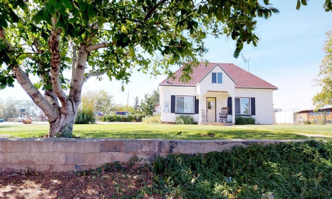 Blanding House | Retro Escape at Hot Tub and Grandma's Cottage, Rated 9/10