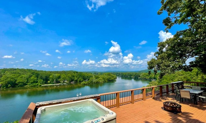 Jones Mills House | Waterfront Hot Springs Escape with Relaxing Hot Tub