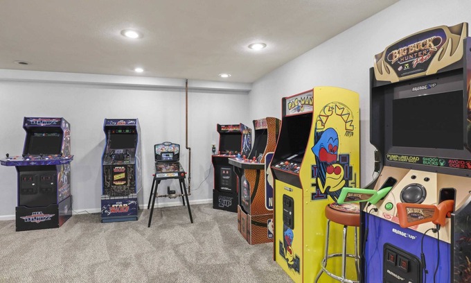 Rockford House | Experience Relaxation: Hot Tub, Gym & Arcade Fun Await!