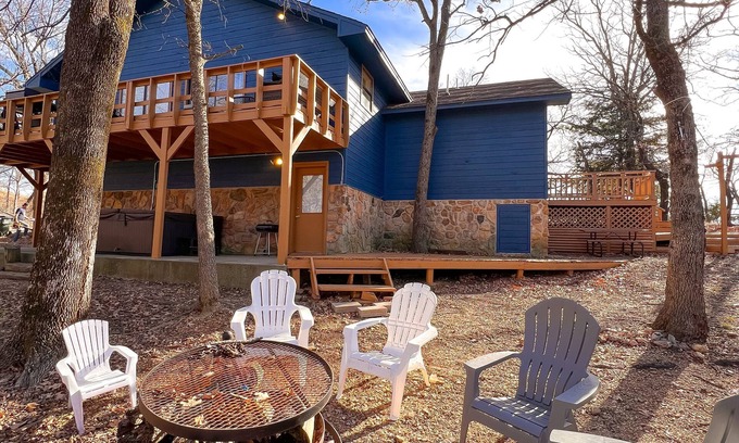 Sulphur Cabin | Family-Friendly Cabin with Hot Tub in the Woods