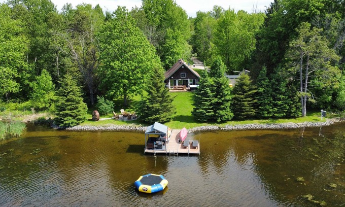 Kemptville Cottage | Relaxing Retreat with Hot Tub, Dock & Pool Near Ottawa