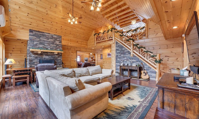 Old Forge Cabin | Idyllic Waterfront Cabin in Old Forge with Indoor Pool