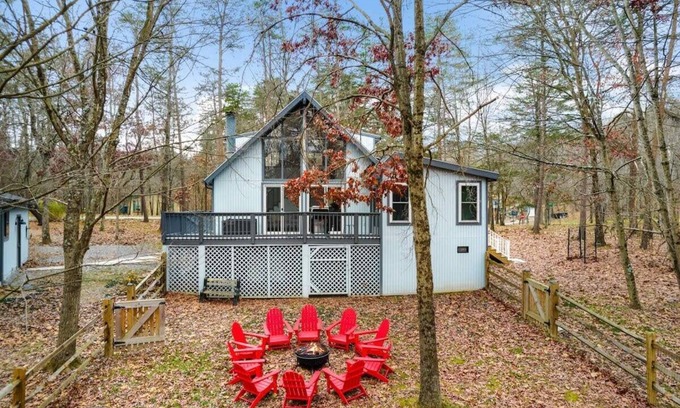 The Woods Cabin | Pet-Friendly Modern Cabin with Hot Tub & Pool Access