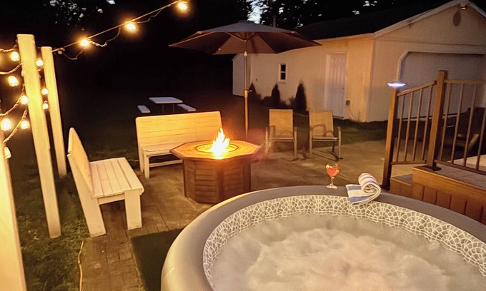 Saint Marys  Saint Joseph County Cottage | Hot Tub! Fire Pit! Gas Fire Table! Coffee Bar!