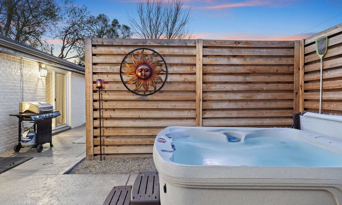 Lakewood House | Inviting Retreat with Hot Tub, Firepit & Putt-Putt Golf