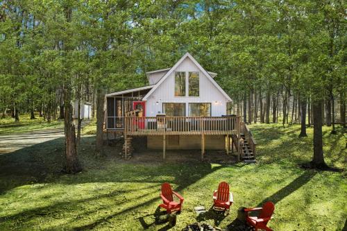 Berkeley Springs House | Cozy Chalet Retreat with Hot Tub, Firepit & WiFi