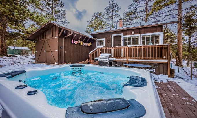 Estes Park Cabin | Historic Cabin with Hot Tub & Fireplace Near National Park