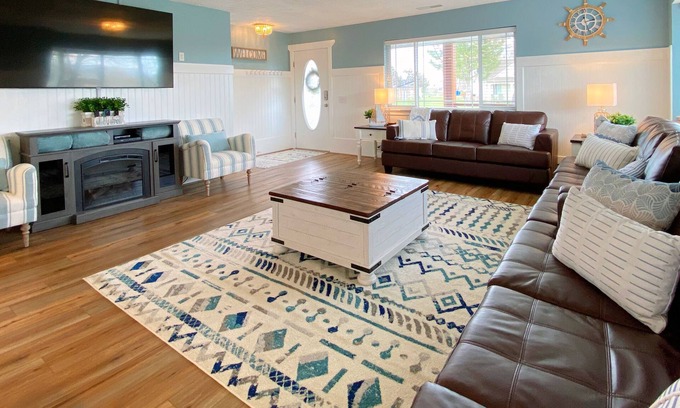 Garden City House | Relaxing Retreat with Hot Tub & Game Room Near Lake