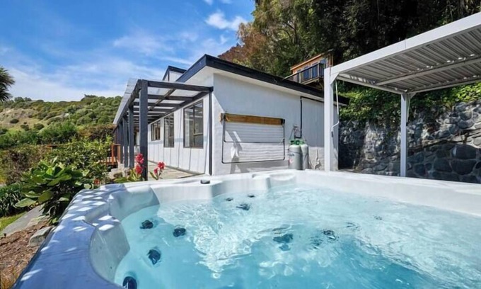 Kaikoura House | Hot Tub | Great Views | Close to Beach - KK68164, Hot Tub | Great Views | Close to Beach