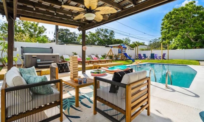 Clearwater House | Relaxing Island Vibes with Hot Tub and Heated Pool