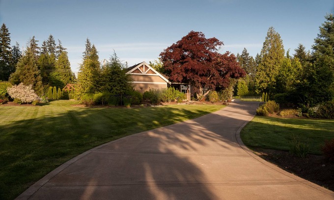 North Creek House | Hot Tub I Fireplace I Pool Table I King Bed I Private Parking