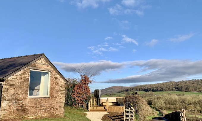 Abergavenny House | Relaxing Retreat with Hot Tub in The Stables - Rated 9.8