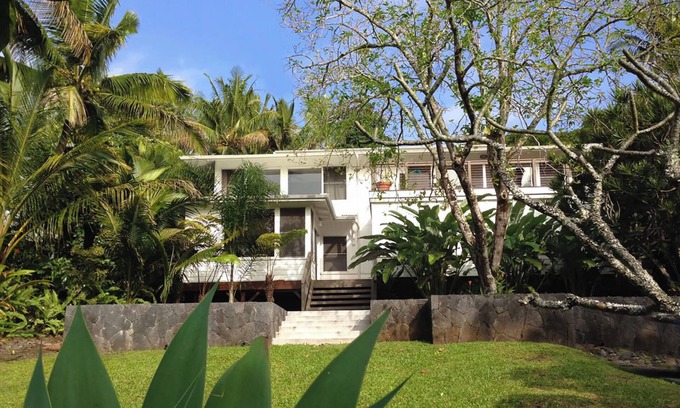 Kapoho House | Relaxing Jungle House with Hot Tub Near Kehena Beach
