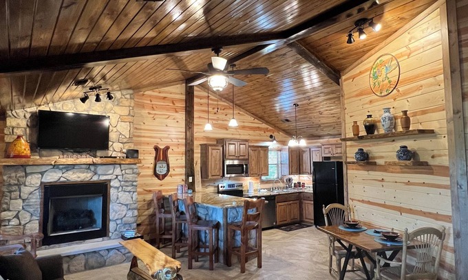 Smithville Cabin | Discover Discounts: Kayaking, Hot Tub & Firepit Retreat