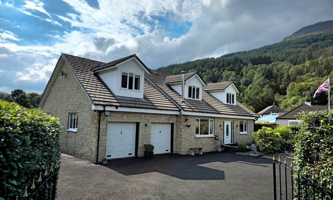 Arrochar House | Guest Rated 9.8: Fun Retreat with Pool, Karaoke & Cinema