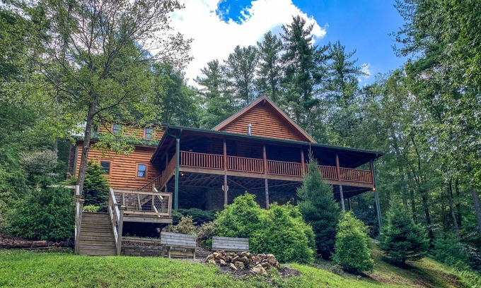 Jefferson Cabin | Unforgettable Pine Log Lodge: Hot Tub & Fire Pit Retreat