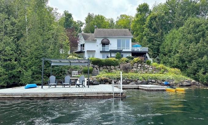 Val-des-Monts House | Unforgettable Lakehouse Paradise: Pet Friendly & Spa Retreat