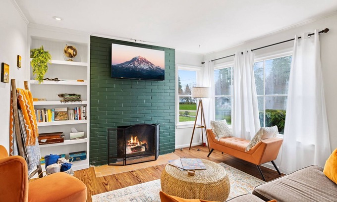 North End House | Pet-Friendly Retreat: Green Clean Near Proctor District