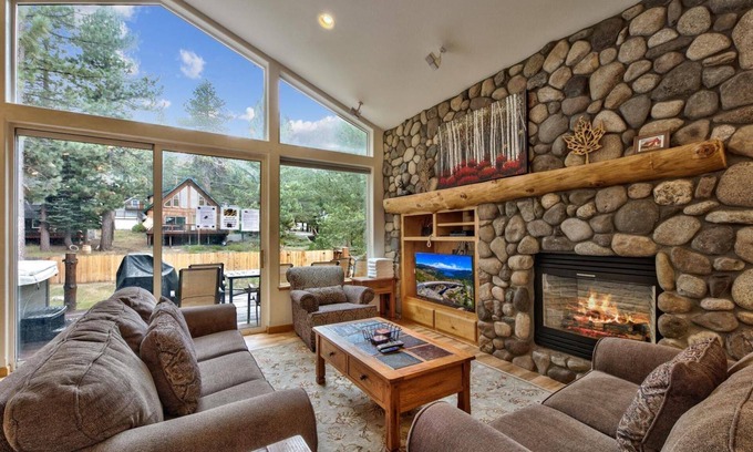 North Upper Truckee Cabin | Family-Friendly Retreat: Hot Tub, Pool Table & Bunk Beds
