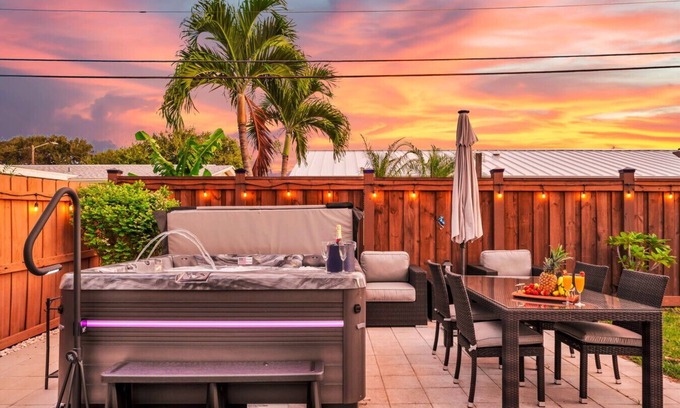 Harbor Heights House | Beachside Retreat with King Bed & FREE WIFI - 10/10 Rating!