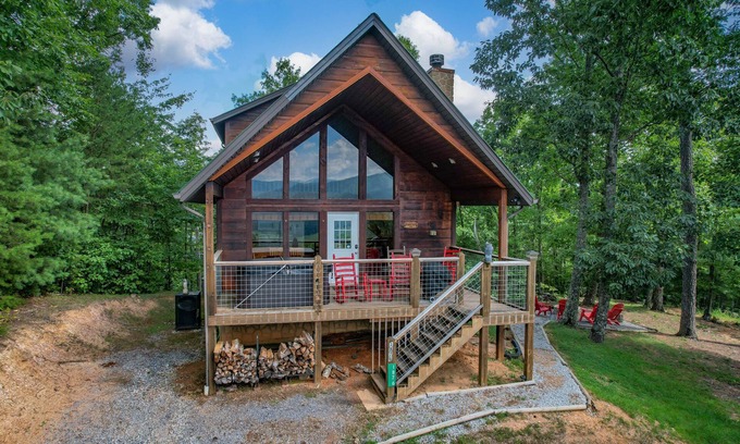 Gatlinburg - Pigeon Forge Cabin | Unwind with Hot Tub & Pool Table and Breathtaking Views