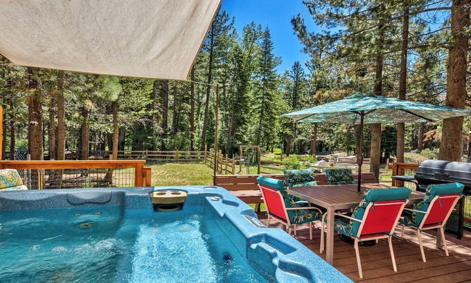 Christmas Valley Ski Chalet | Family & Dog-Friendly Riverfront Chalet with Hot Tub