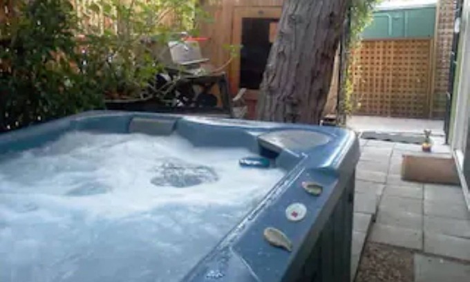 San Rafael Apartment | Relaxing Retreat: Hot Tub, Sauna & Pet-Friendly Stay