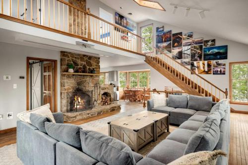 Berkeley Springs House | Inviting Cabin with Hot Tub, Pool & WiFi – 4-Star Retreat!