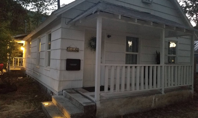 Oakridge Cottage | Riverside Retreat: Pet Friendly with Spa & Hot Tub Access
