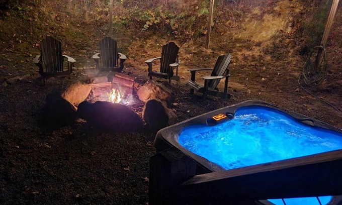 Whittier Cabin | Dog-Friendly Riverview Rendezvous Near WCU and Parkway