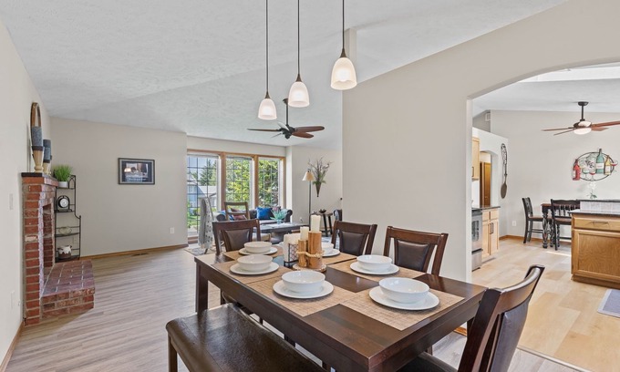 Spokane House | Unwind in a Hot Tub - Perfect for Groups of 8-11
